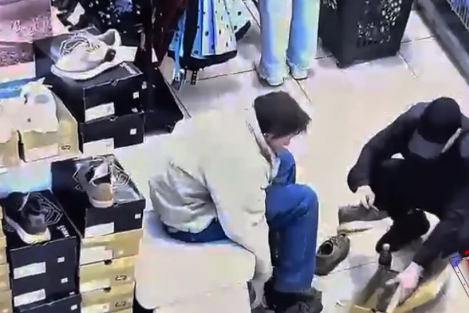 В Котельниках трое мужчин попались на краже обуви из магазина Фото: стоп-кадр из видео