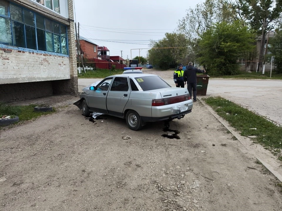 В Озинках водитель ВАЗа врезался в многоэтажку (фото: УГИБДД)