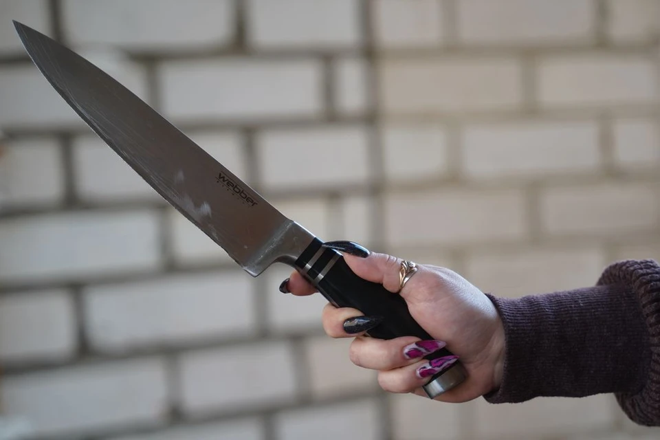 В Новосибирске неадекватная женщина с ножом караулила прохожих.