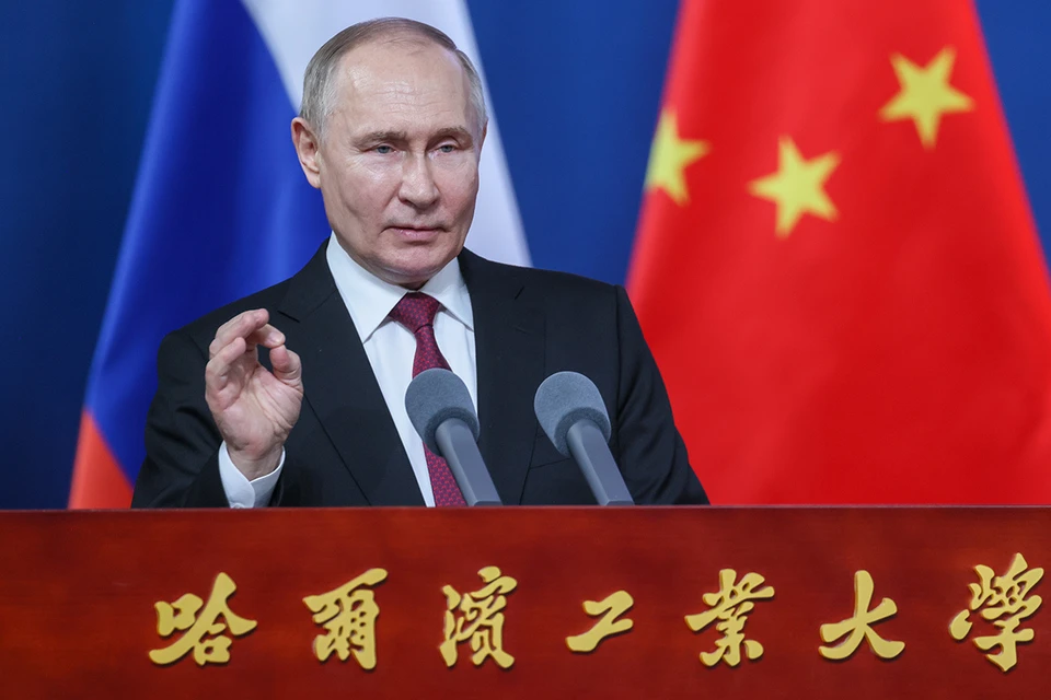 Президент России Владимир Путин во время общения со студентами Харбинского политехнического университета. Фото: Михаил Метцель/POOL/ТАСС