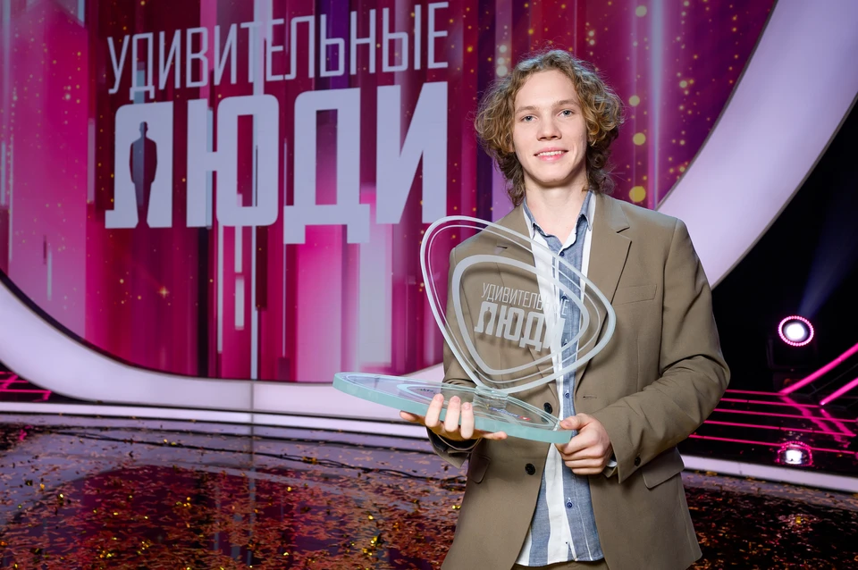 Победитель телешоу Григорий Цинамдзгвришвили с призом. Фото — телеканал «Россия»
