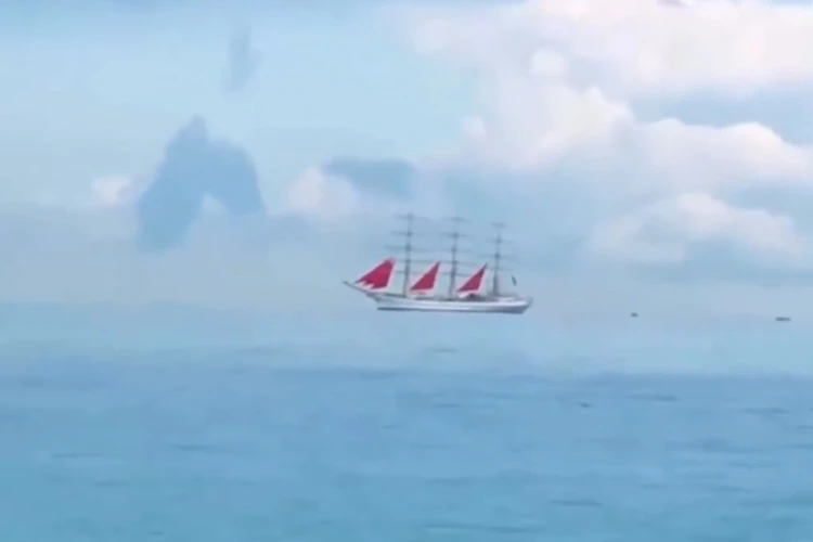 «Настоящий летучий корабль!»: Парящий над морем парусник сняли возле берегов Сочи