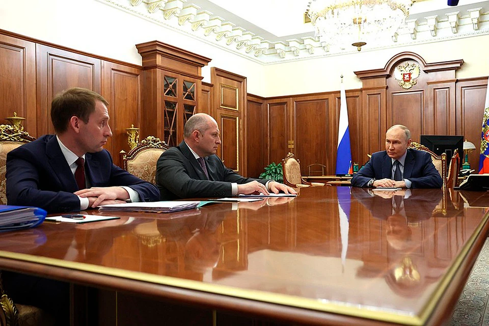 Владимир Путин в Кремле принял главу МЧС Александра Куренкова и министра природных ресурсов Александра Козлова.