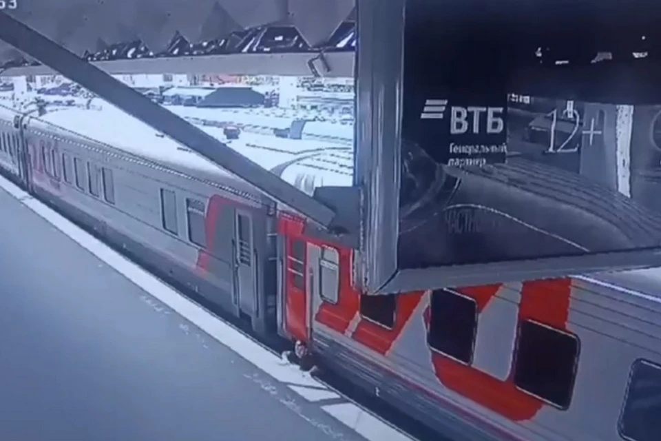 Мужчину зажало между поездом и платформой на Московском вокзале в Петербурге. Фото: t.me/sztproc