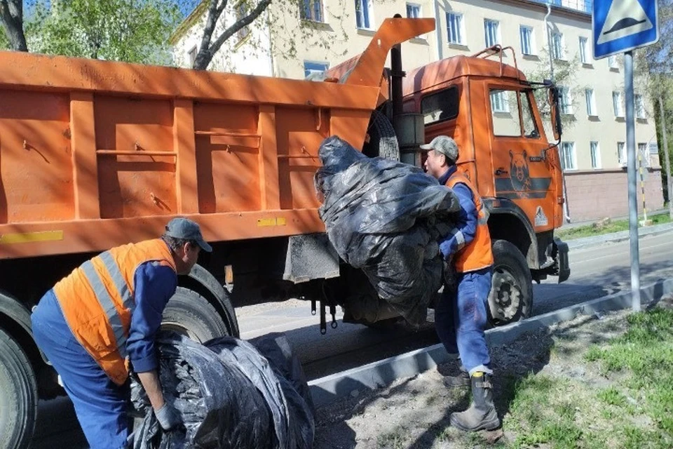 Спецтехника вышла на уборку улиц в Иркутске