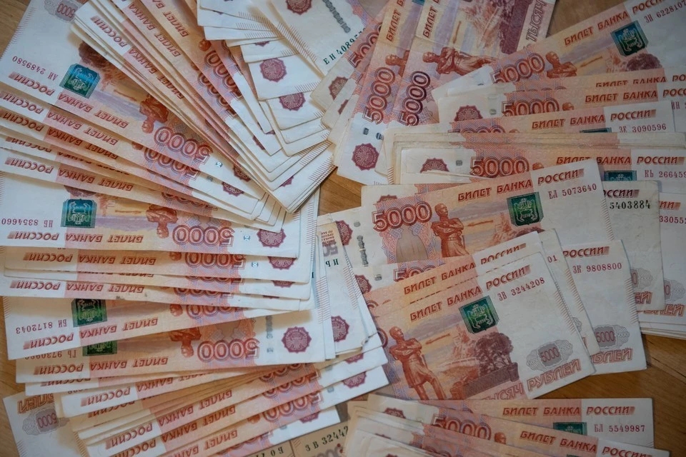 В соответствии с ч. 2.1 ст. 14.16 КоАП РФ (Розничная продажа несовершеннолетнему алкогольной продукции) продавцам грозит штраф от 30 до 50 тысяч рублей.