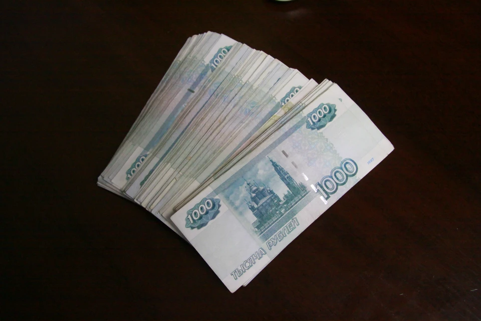 Женщина взяла деньги в кредит