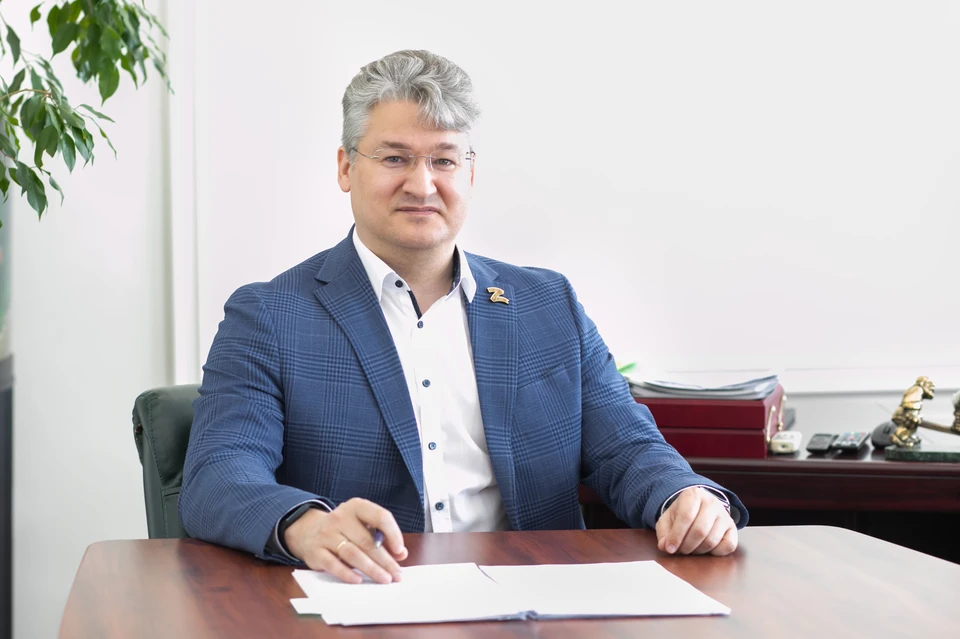 Андрей Панов до своего назначения занимал должность заместителя губернатора по топливно-энергетическому комплексу, транспорту и экологии.