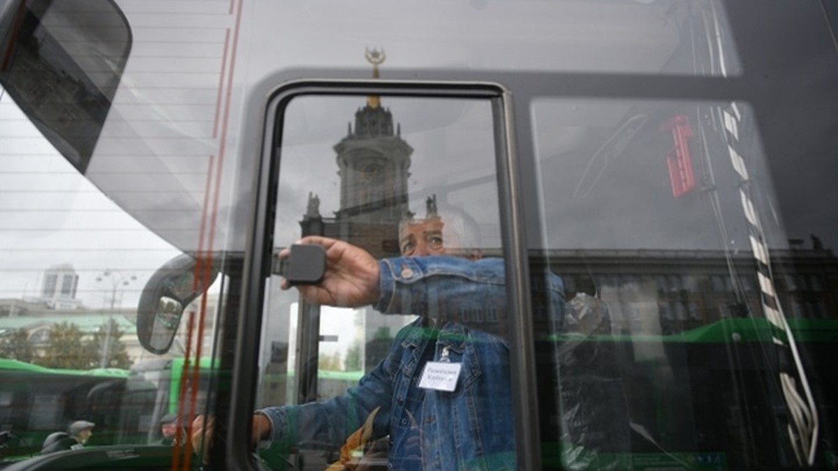 Ребенок остался один на улице: водитель автобуса закрыл двери и не выпускал  маму мальчика из-за неоплаты проезда в Хабаровске - KP.RU