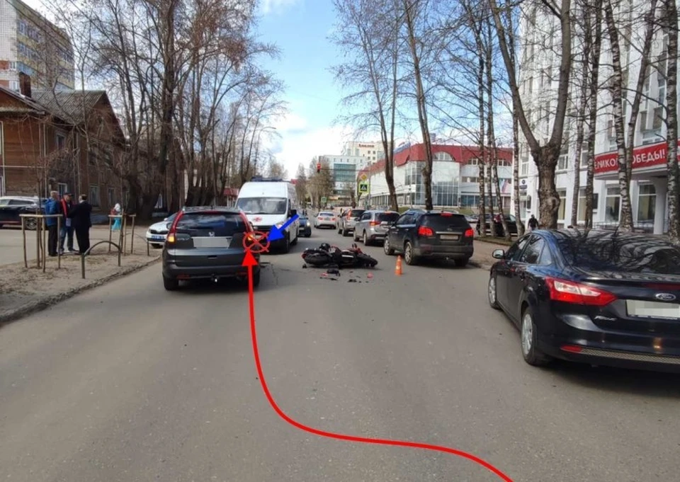 В Сыктывкаре водитель иномарки устроил ДТП с мотоциклом: есть пострадавший.