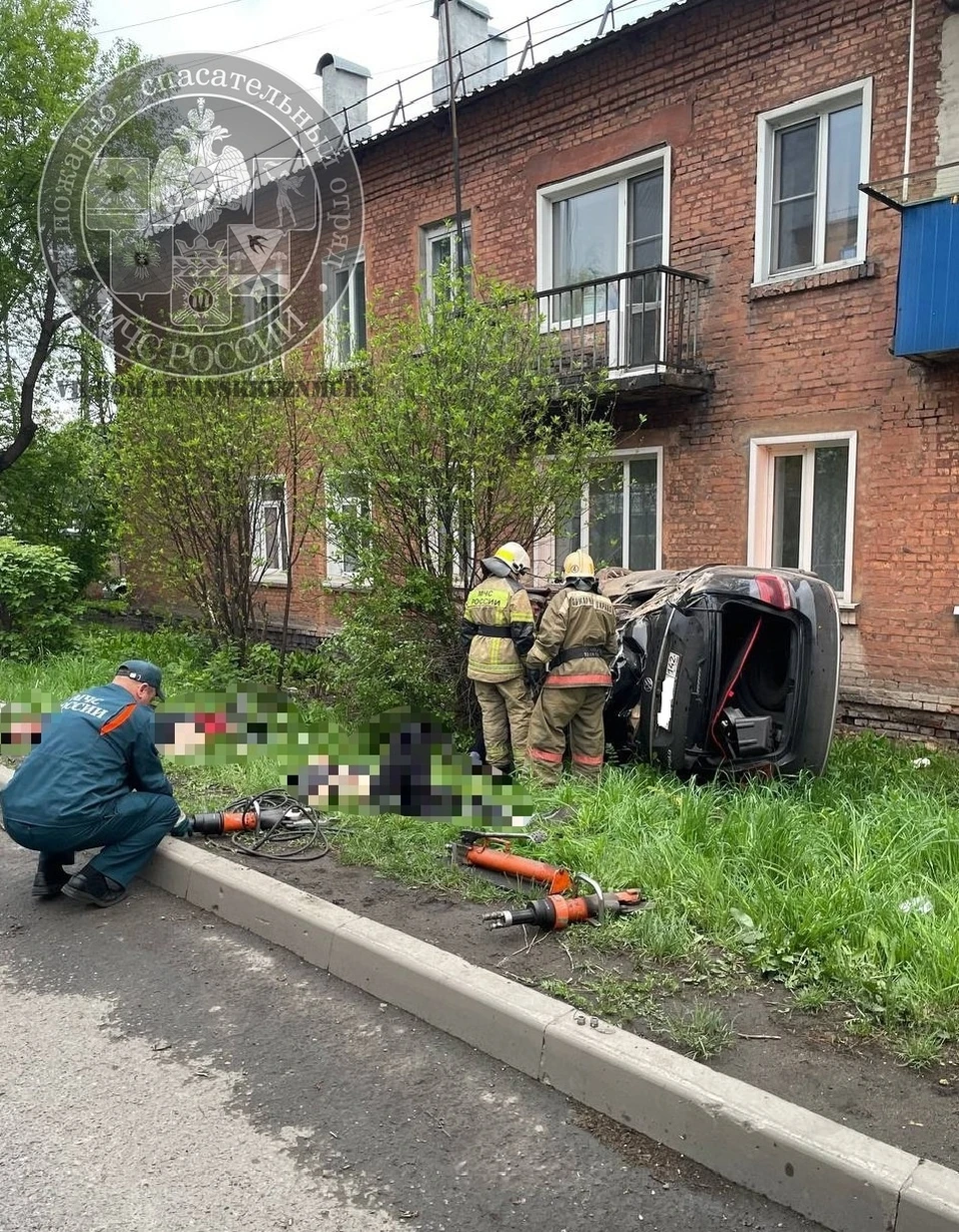 Появились кадры с места ДТП в Кузбассе, где один человек погиб, трое  пострадали - KP.RU