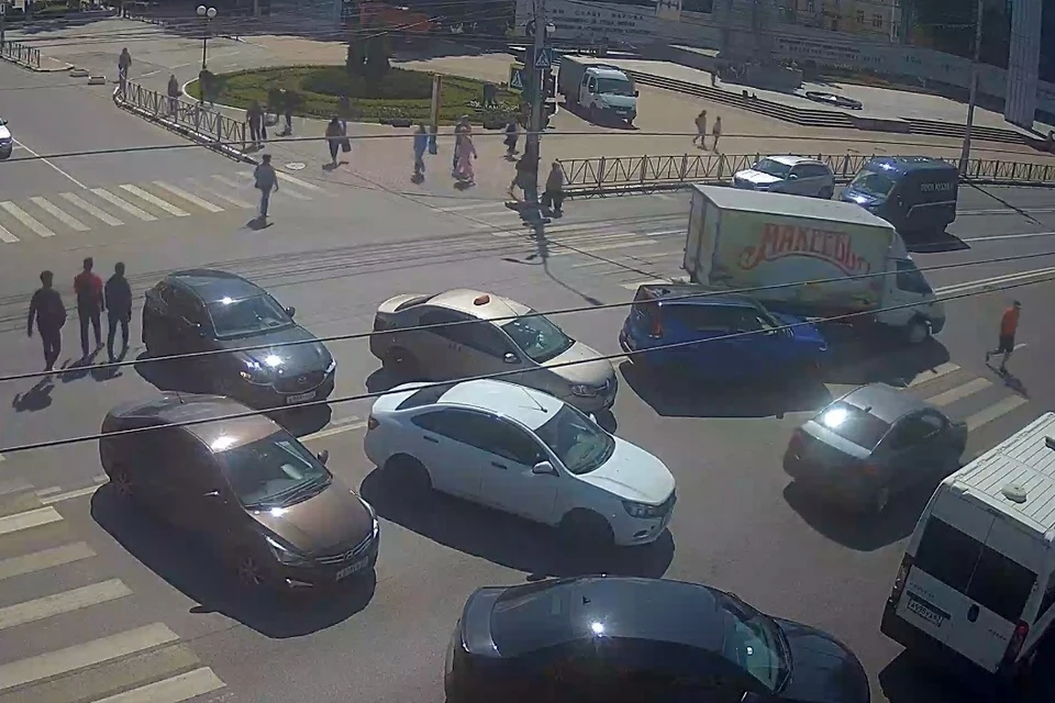 Масштабная пробка образовалась в центре Рязани из-за автобуса под мостом.