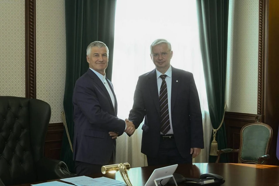 Председатель Северо-Западного банка Сбербанка Дмитрий Суховерхов и глава Республики Карелия Артур Парфенчиков. Фото: пресс-служба Сбербанка.