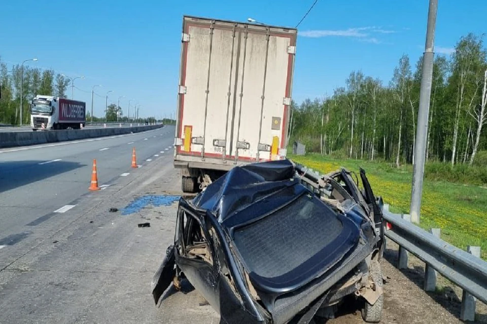 Водитель «ВАЗа» разбился насмерть, влетев в фуру на трассе в НСО. Фото: ГИБДД по НСО.