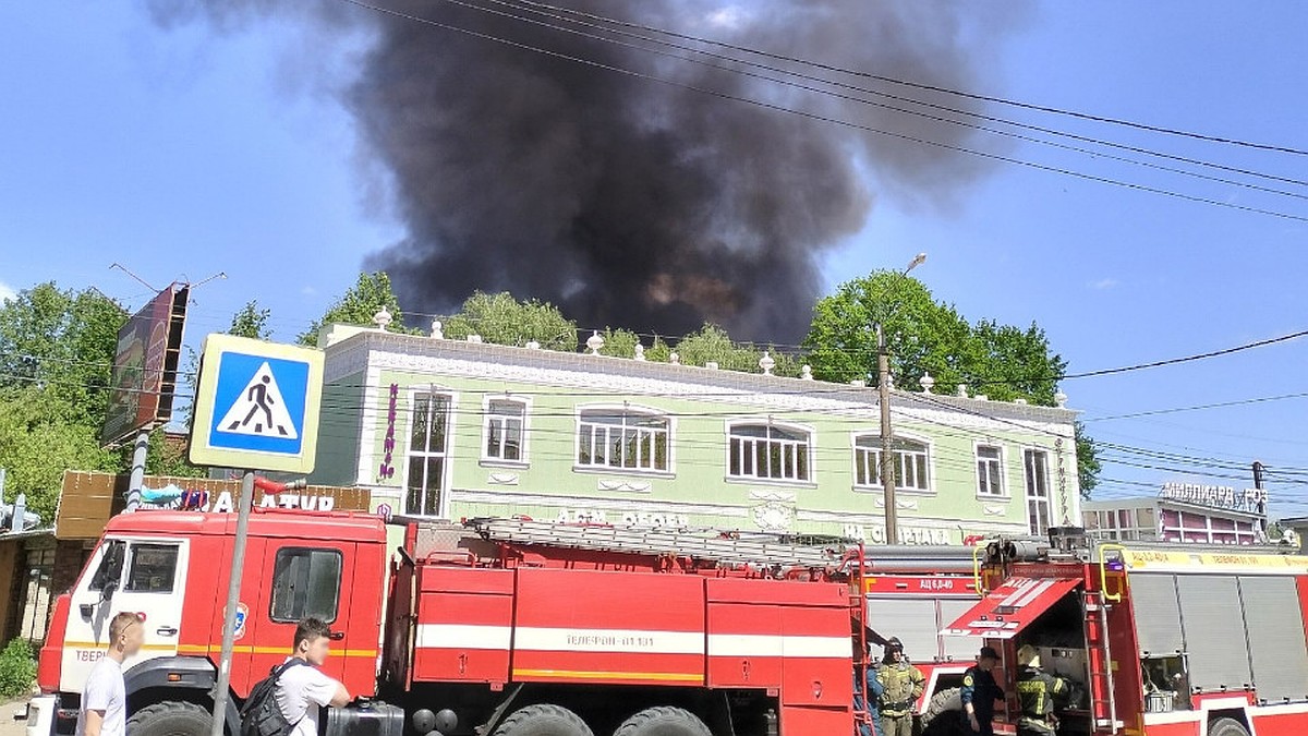 МЧС: пожар на Спартака в Твери произошёл в цехе по переработке пластика -  KP.RU