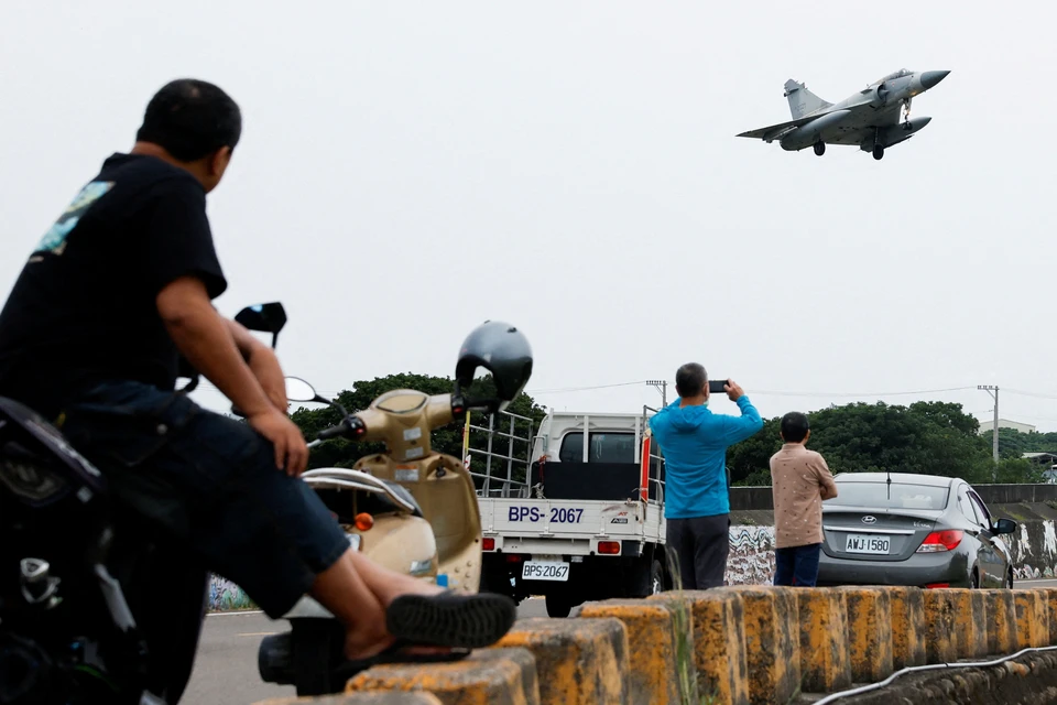 В ответ на учения армии КНР Тайвань поднял в воздух военные самолеты, а собственные войска перевел в состояние повышенной боевой готовности.