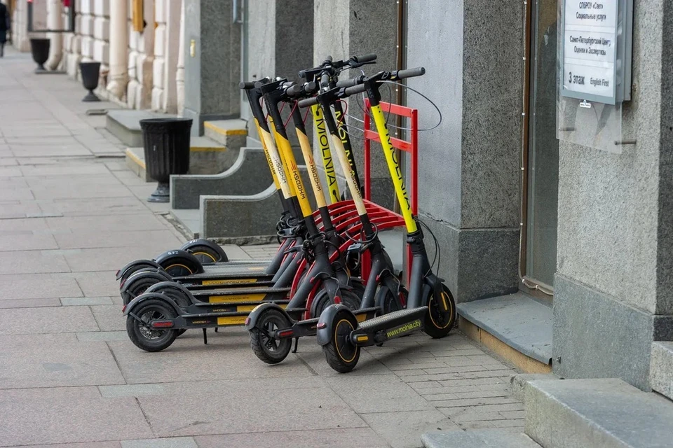 Полицейские продолжают выявлять незаконные парковки электросамокатов в Петербурге и Всеволожском районе Ленобласти.
