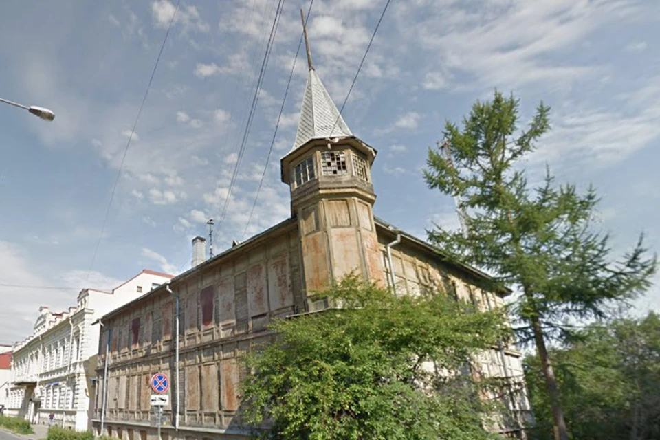 Деревянные здания находятся в полуразрушенном состоянии. Фото: Google-Карты
