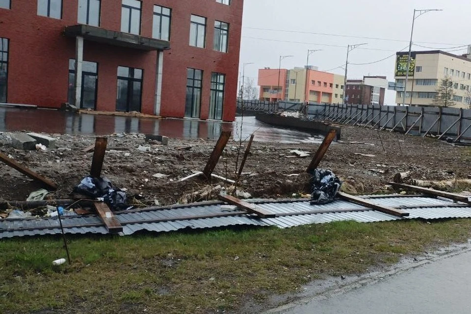 На фото разрушенный забор у областной библиотеки. Фото: Kam24.ru