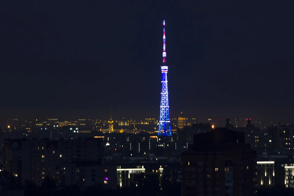 В честь победы "Зенита" башню раскрасили в цвета клуба. Фото: пресс-служба правительства Петербурга.