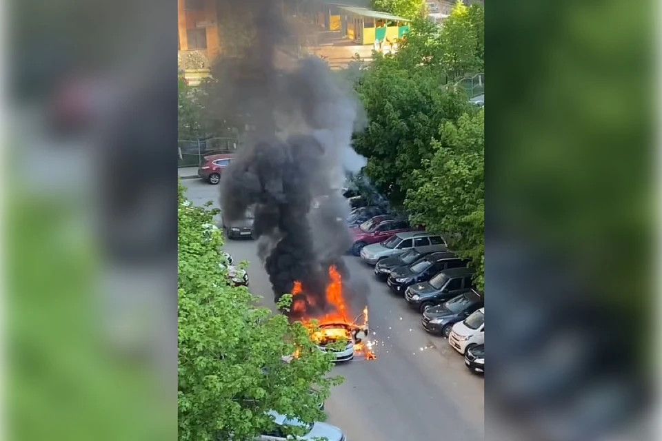 Из-за ЧП в Кудрово пострадали три машины. Фото: vk.com/spb_today