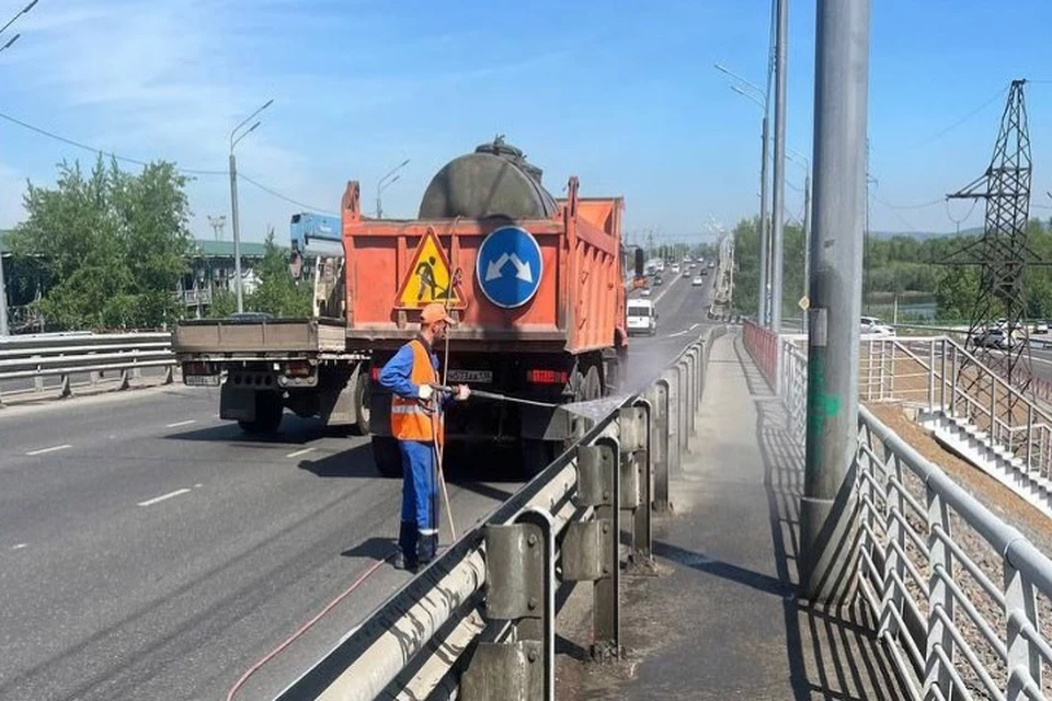 Уборка дорог и тротуаров идет во всех районах Иркутска