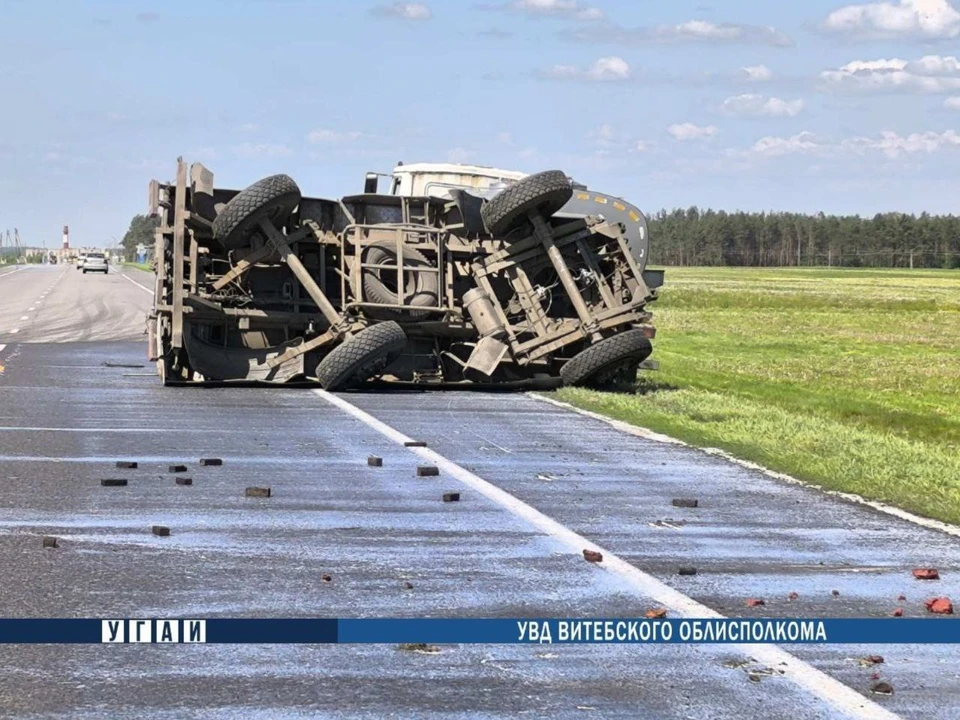 В Шумилинском районе перевернулся молоковоз. Фото: телеграм-канал УГАИ УВД Витебского облисполкома