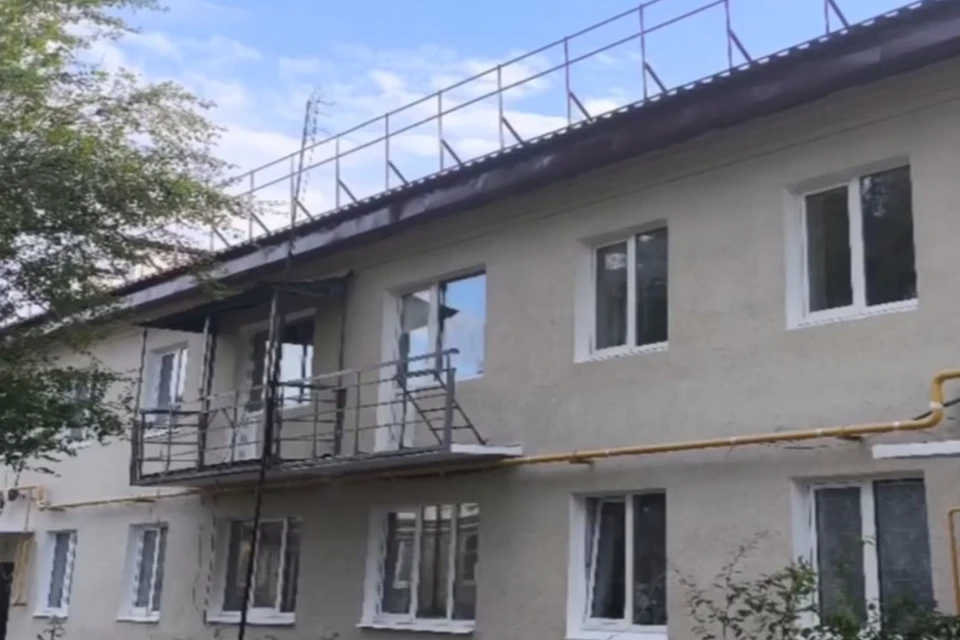 Строители Московской области восстанавливают дом в Ильичевском районе Мариуполя. Фото: «РКС-НР»