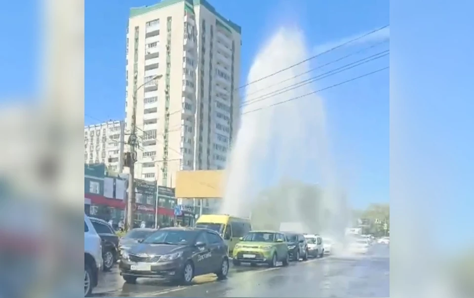 Мощная струя воды опрокинула легковой автомобиль