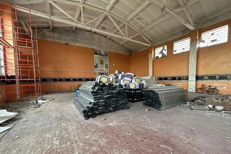 Строители из Татарстана планируют отремонтировать спортзал в Лисичанске, который подвергся атаке со стороны ВСУ. Фото - администрация Лисичанска