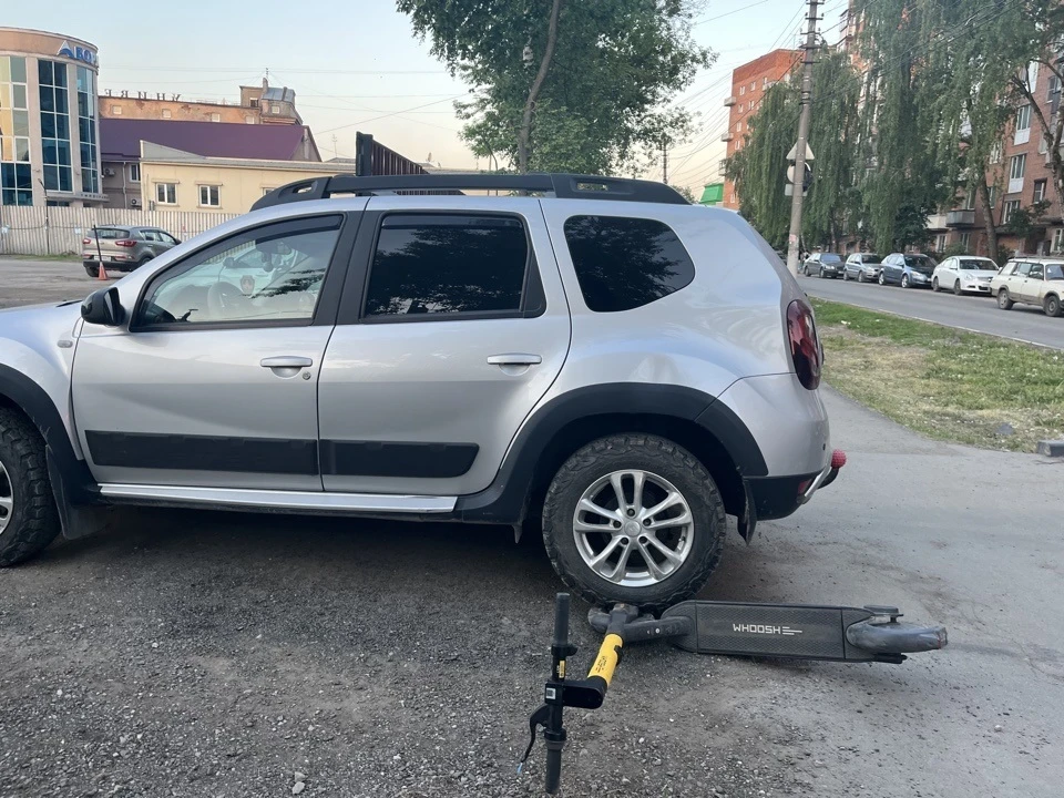 В Туле на улице Сойфера автомобиль Renault сбил мужчину на электросамокате
