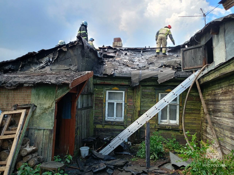 Кровля одноэтажного дома загорелась в Сормовском районе