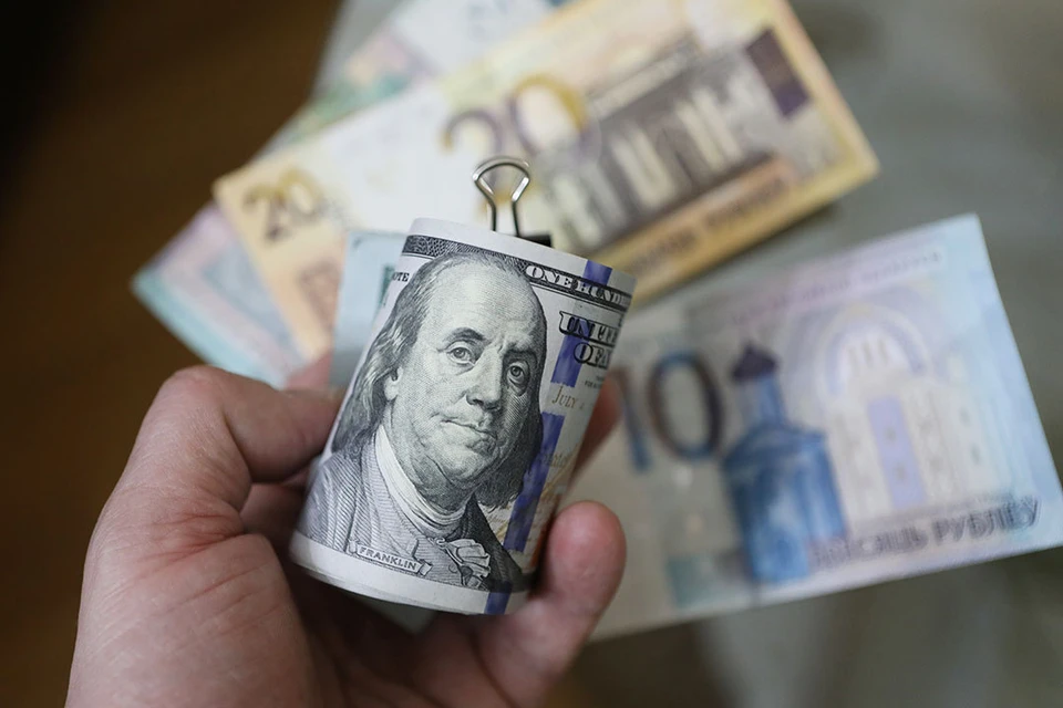 Нацбанк Беларуси огласил курс доллара и евро на 1 июня в первый день лета 2024 года.