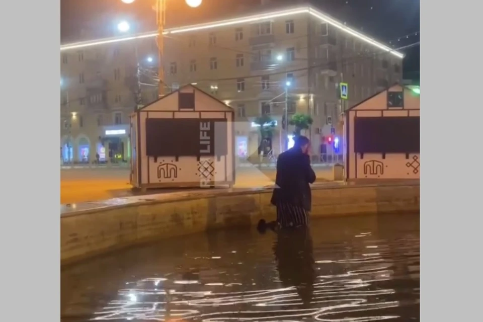 В фонтане на площади Победы мужчина совершал странный ритуал. Фото: RZN_Life