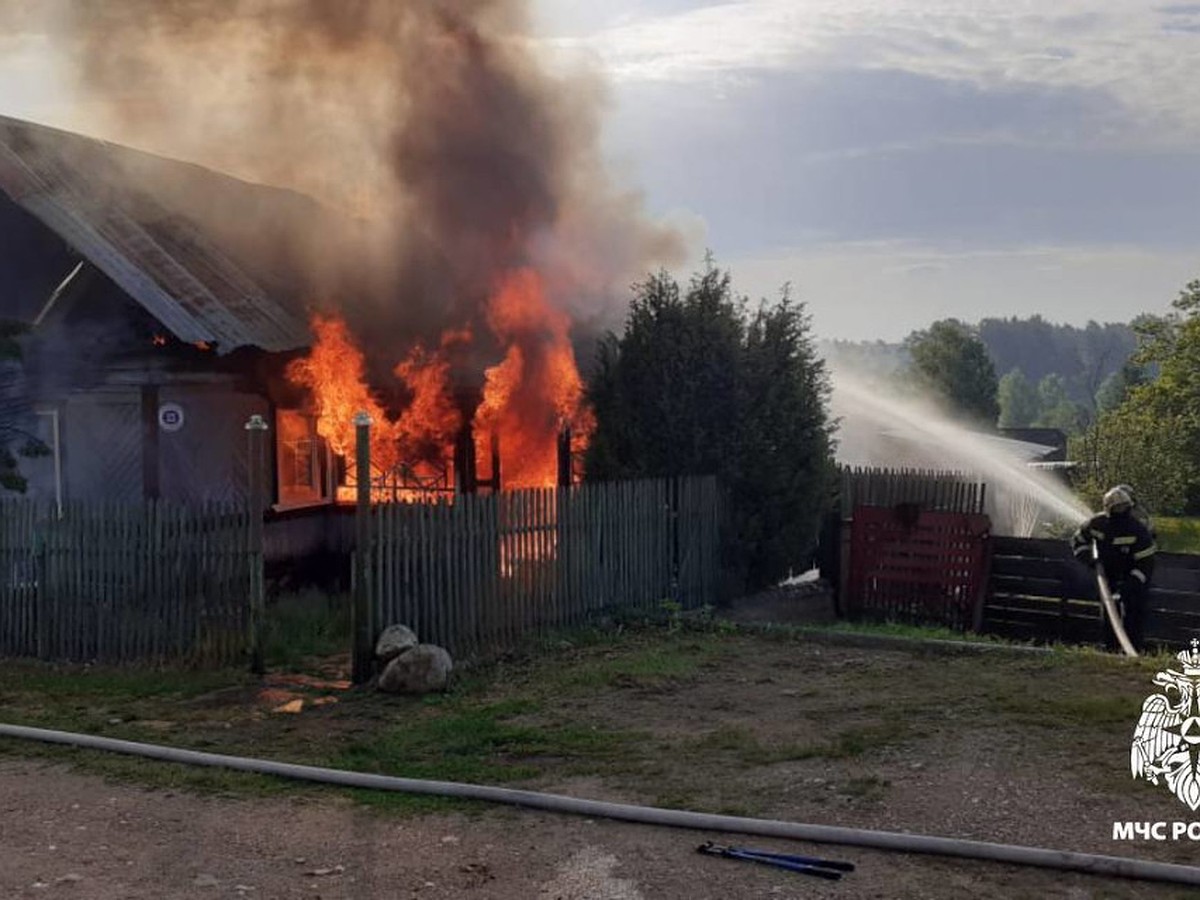 В Торжокском районе Тверской области горел жилой дом - KP.RU