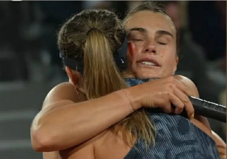 Соболенко утешила Бадосу после матча. Фото: кадр видео соцсети «Ролан Гаррос»