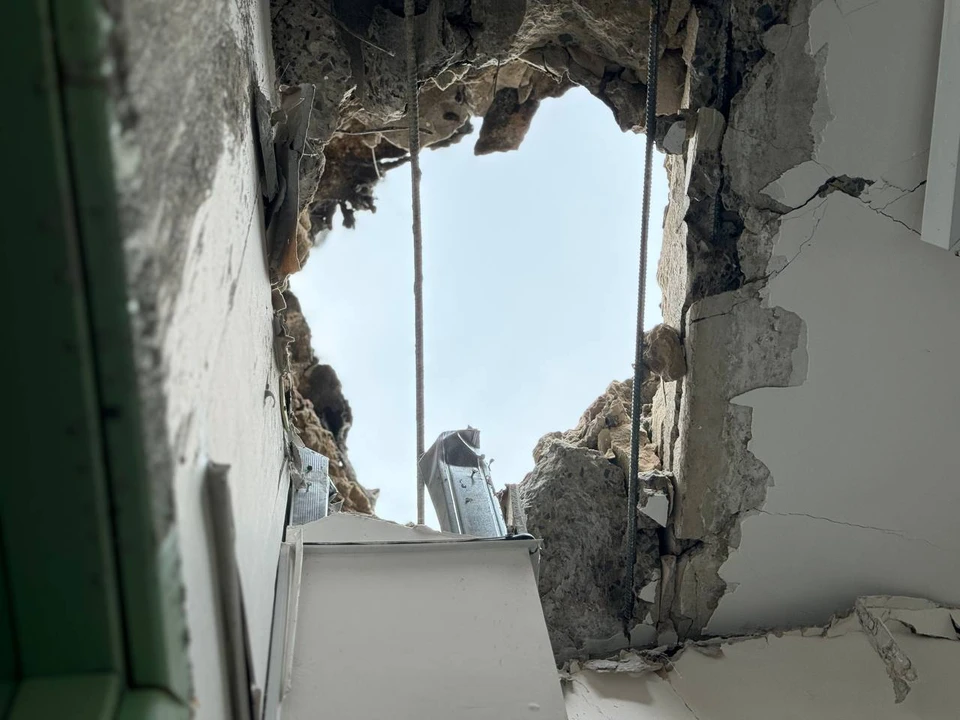 При атаке ВСУ пробита крыша частного дома в белгородском селе Дроновка 2 июня.