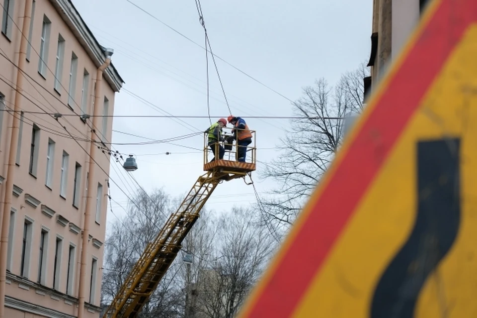 Специалисты проводят работы на сетях электроснабжения в Ленинском районе Ульяновска. Фото архив КП