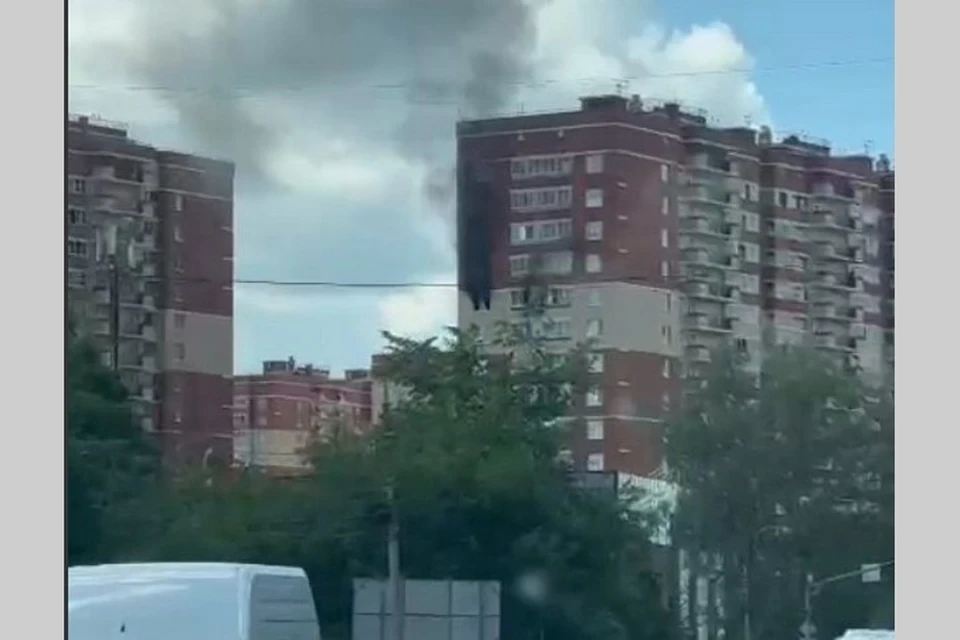 Из дома на Михайловском шоссе, где загорелась квартира, эвакуировали 15 человек. Кадр видео, опубликованного каналом t.me/GrehiRyazani