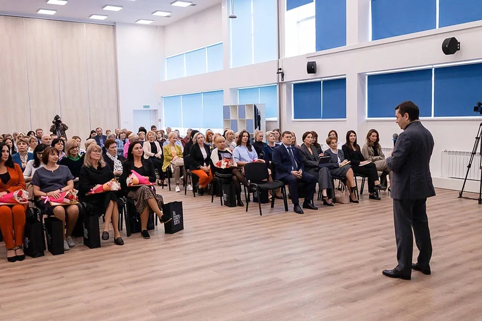 Губернатор Мурманской области Андрей Чибис провел большую встречу с педагогами. Фото: Правительство Мурманской области