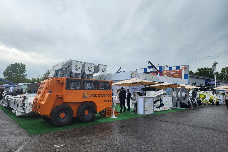 На выставке «Уголь России и Майнинг – 2024» СУЭК представил горношахтное оборудование собственного производства. Фото: Пресс-служба «СУЭК-Кузбасс»