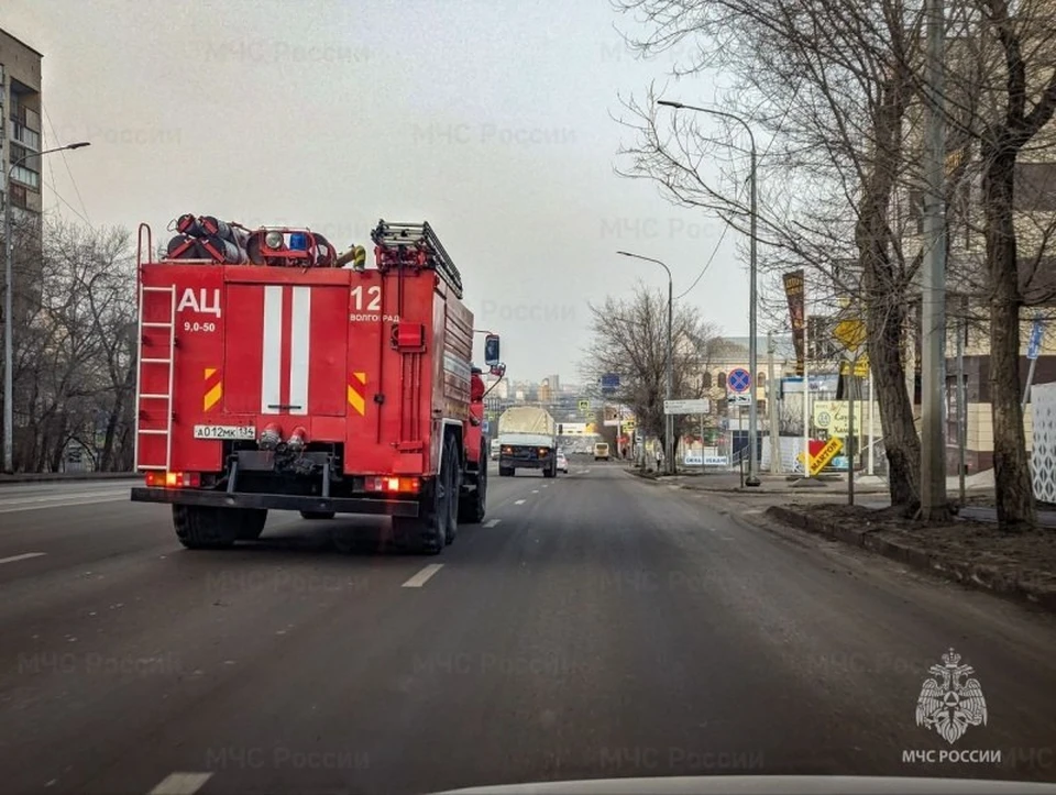 Пожарные отправились на вызов в Кировский район.