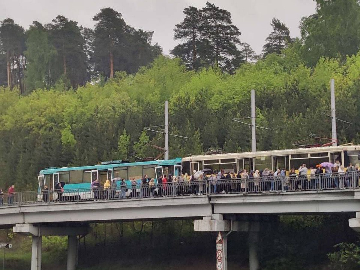 В Кемерове около 30 человек пострадали в результате столкновения трамваев -  KP.RU