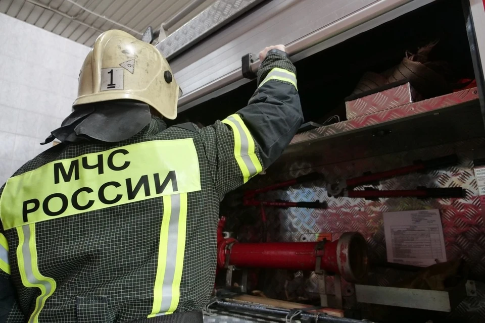 Сотрудники МЧС ликвидируют возгорания в Херсонской области