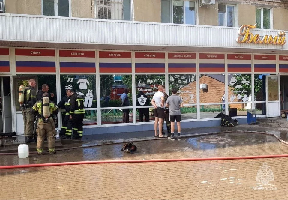 Фото: В Балаково из загоревшегося магазина эвакуировали 28 человек
