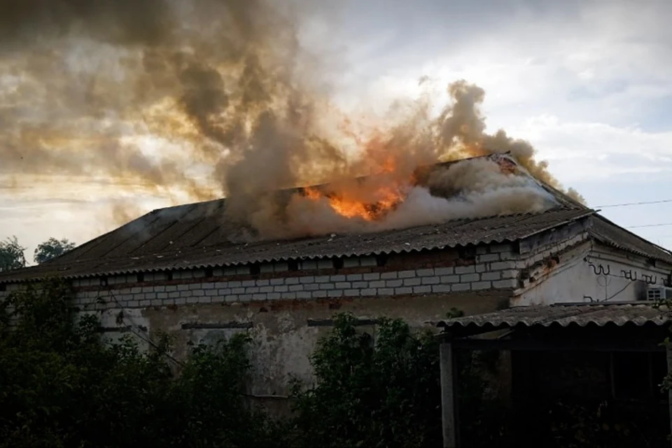 Когда пожарные прибыли на место, пламя уже охватило крышу здания. ФОТО: МЧС ЛНР