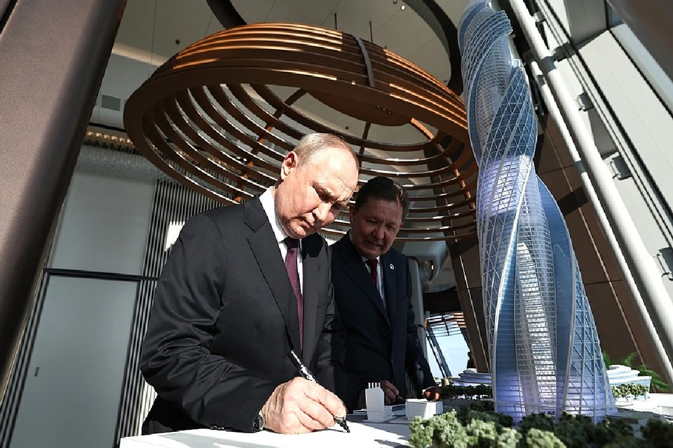 Путину показали проект двух новых небоскребов рядом с «Лахта Центром». Соглашение подпишут в рамках ПМЭФ. Фото: Александр Казаков, РИА «Новости»