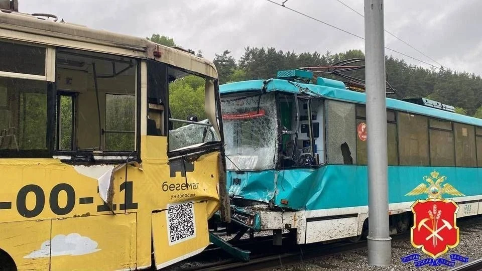 У трамвая отказали тормоза, он врезался в другой трамвай, больше 100 человек пострадали, один умер. Фото: ГИБДД Кузбасса.