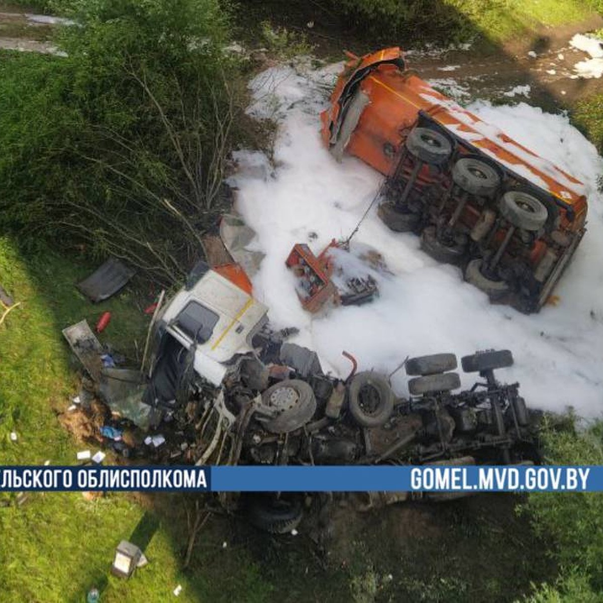 Под Речицей водитель бензовоза съехал с моста в реку, пробив ограждение -  KP.RU