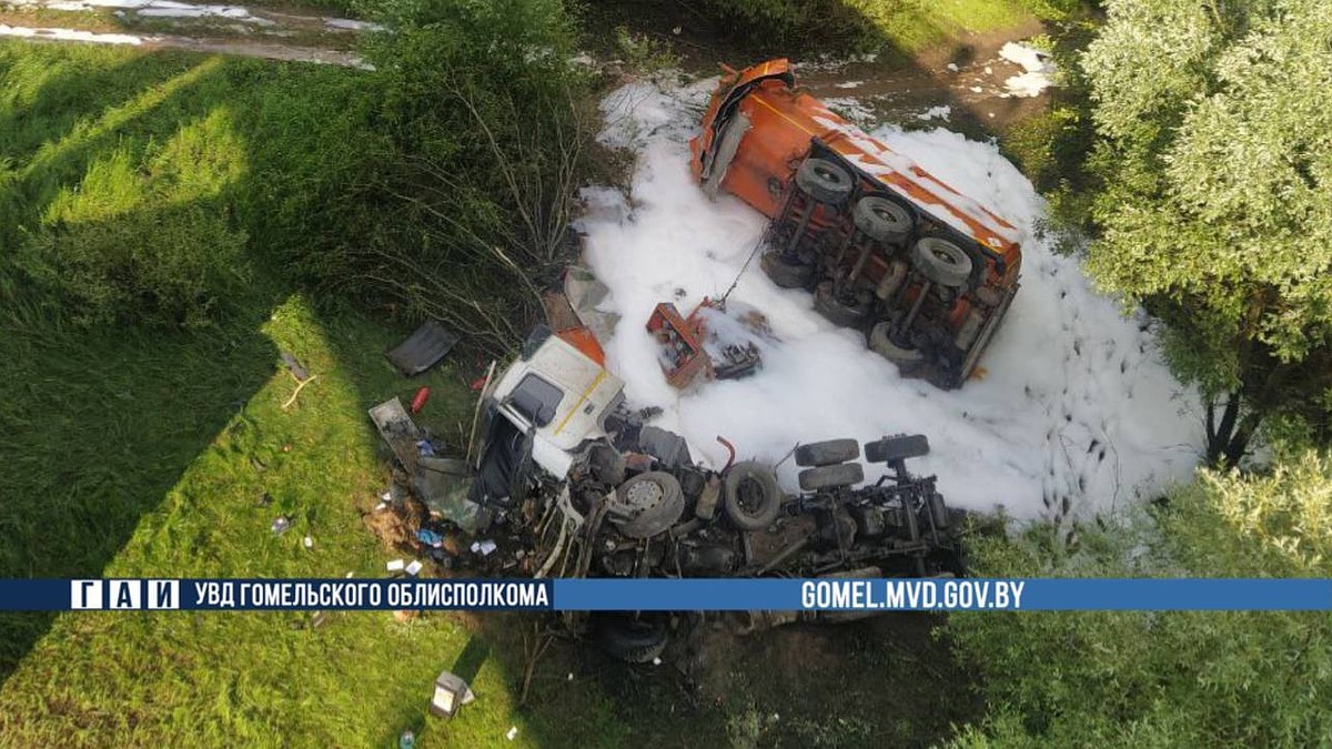 Под Речицей водитель бензовоза съехал с моста в реку, пробив ограждение -  KP.RU